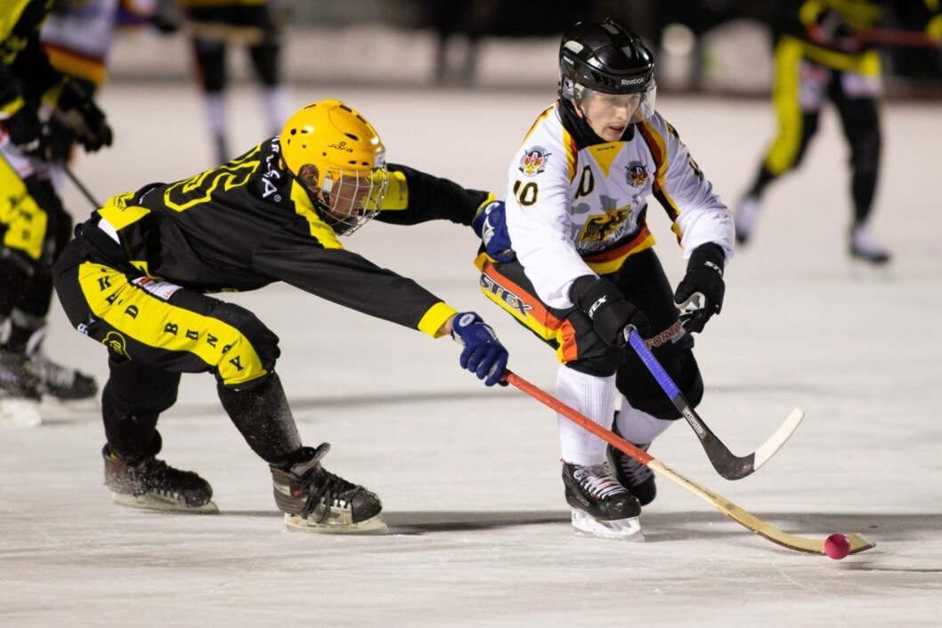 Skeids Kristian Ellstrøm når ballen så vidt foran Tysklands stjernespiller Aleksander Kulyagin. Foto: Eivind Hauger Skeids Kristian Ellstrøm når ballen så vidt foran Tysklands stjernespiller Aleksander Kulyagin. Foto: Eivind Hauger