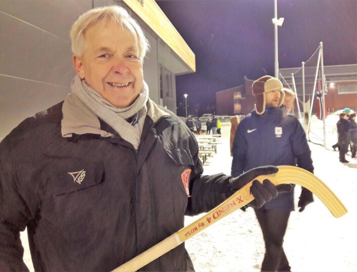 Bandypresident Erik Hansen slår gjerne et slag for "krokkjeppen" som bandykølla gjerne blir kalt. Foto: Anders Høilund Bandypresident Erik Hansen slår gjerne et slag for "krokkjeppen" som bandykølla gjerne blir kalt. Foto: Anders Høilund