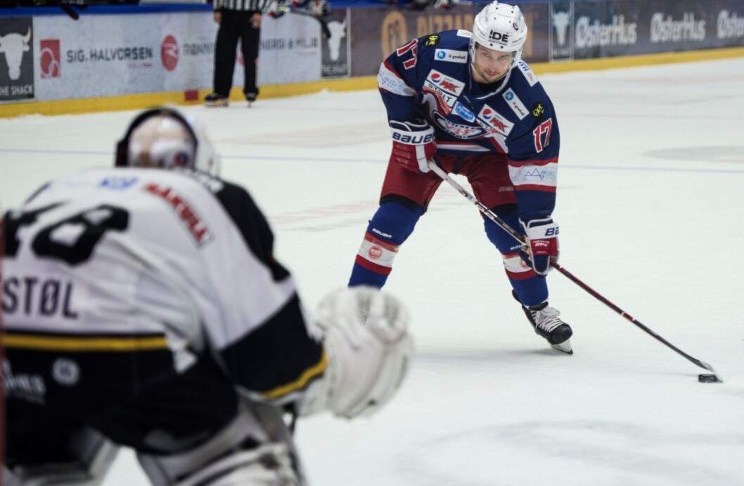 VIFs Stefan Espeland versus Oilers 19 år gamle keeper Jonas Wikstøl. Espeland sørget tidligere i kampen for Vålerengas andre scoring mot Stavanger Oilers. Foto: Carina Johansen / NTB Scanpix VIFs Stefan Espeland versus Oilers 19 år gamle keeper Jonas Wikstøl. Espeland sørget tidligere i kampen for Vålerengas andre scoring mot Stavanger Oilers. Foto: Carina Johansen / NTB Scanpix