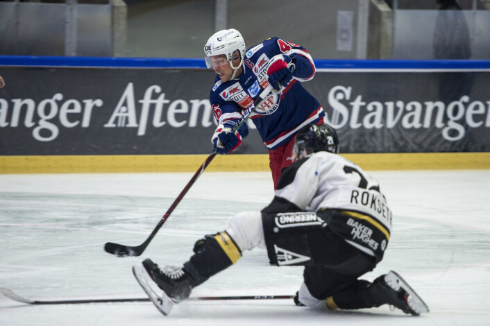 Oilers Daniel Bøen Rokseth forsøker å blokkere skudd fra Vålerengas Tobias Lindström under lørdagens kamp i DNB Arena i Stavanger. Foto: Carina Johansen / NTB Scanpix Oilers Daniel Bøen Rokseth forsøker å blokkere skudd fra Vålerengas Tobias Lindström under lørdagens kamp i DNB Arena i Stavanger. Foto: Carina Johansen / NTB Scanpix