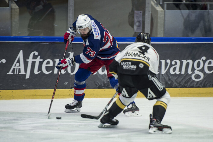 Vålerengas Villiam Strøm i duell med Oilers Johannes Johannesen lørdag ettermiddag. Foto: Carina Johansen / NTB Scanpix Vålerengas Villiam Strøm i duell med Oilers Johannes Johannesen lørdag ettermiddag. Foto: Carina Johansen / NTB Scanpix