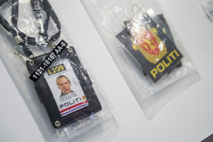 I 22. julisenteret kan folk blant annet se den falske politi-id`en og uniformseffektene terror-dømte Anders Behring Breivik benyttet på Utøya. Foto: Fredrik Varfjell / NTB scanpix I 22. julisenteret kan folk blant annet se den falske politi-id`en og uniformseffektene terror-dømte Anders Behring Breivik benyttet på Utøya. Foto: Fredrik Varfjell / NTB scanpix