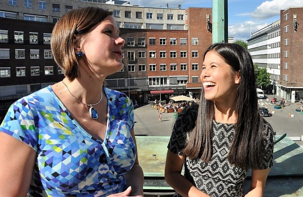 MDGs to byråder i Oslo, Hanna E. Marcussen og Lan Marie Nguyen Berg, foran bilfire Frithjof Nansens plass ved Rådhuset. Foto: Arnsten Linstad MDGs to byråder i Oslo, Hanna E. Marcussen og Lan Marie Nguyen Berg, foran bilfire Frithjof Nansens plass ved Rådhuset. Foto: Arnsten Linstad