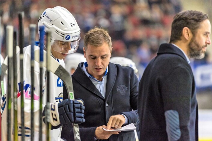 Instruksjoner fra treneren er viktig for å vinne en hockeykamp. � Alt går på engelsk, konstaterer Dan Remy Tangnes. Foto: Felix Klaus / EV Zug Instruksjoner fra treneren er viktig for å vinne en hockeykamp. � Alt går på engelsk, konstaterer Dan Remy Tangnes. Foto: Felix Klaus / EV Zug