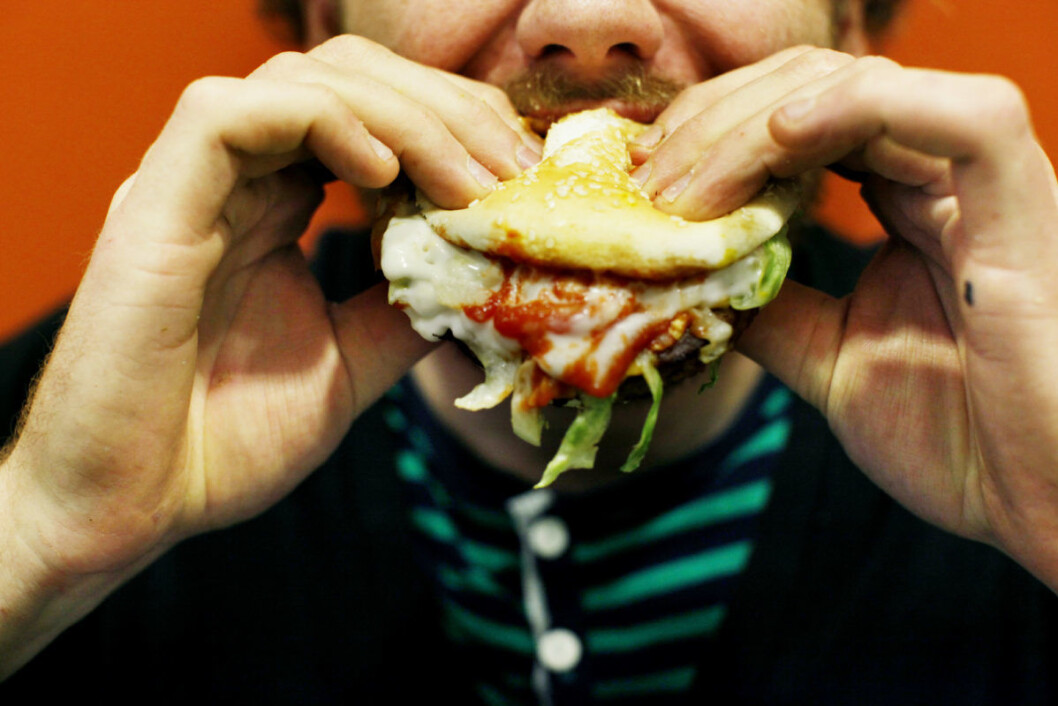 Hamburgere og chips er både populært, fett og junkfood. Foto: Sara Johannessen / SCANPIX Hamburgere og chips er både populært, fett og junkfood. Foto: Sara Johannessen / SCANPIX