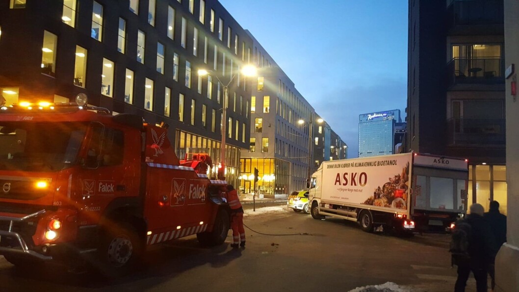 Lastebilen sperret all trafikk i Schweigaardsgate i retning sentrum da det sto bom fast i en bygning ved i krysset til Platous gate. Foran lastebilen skimtes politiets bil mens Falch redningstjeneste forsøker å få løs lastebilen fra bygningen. Foto: Tarjei Kidd Olsen Lastebilen sperret all trafikk i Schweigaardsgate i retning sentrum da det sto bom fast i en bygning ved i krysset til Platous gate. Foran lastebilen skimtes politiets bil mens Falch redningstjeneste forsøker å få løs lastebilen fra bygningen. Foto: Tarjei Kidd Olsen