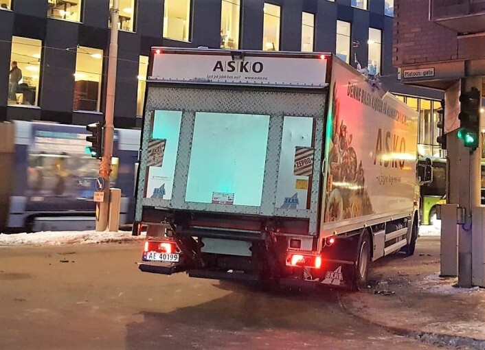 Her står lastebilen fra Asko bom fast etter at den svingte inn i bygningen ved Schweigaardsgate og Platous gate på Grønland. Foto: Tarjei Kidd Olsen Her står lastebilen fra Asko bom fast etter at den svingte inn i bygningen ved Schweigaardsgate og Platous gate på Grønland. Foto: Tarjei Kidd Olsen