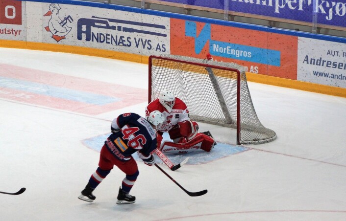 Tobias Lindstrom misser alene med Stjernen-keeper Sander Rene Berg. Sistnevnte gjorde en solid kamp tross mange baklengs. Foto: André Kjernsli Tobias Lindstrom misser alene med Stjernen-keeper Sander Rene Berg. Sistnevnte gjorde en solid kamp tross mange baklengs. Foto: André Kjernsli