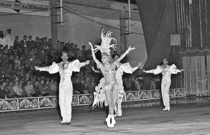 Norges største internasjonale idrettsstjerne før krigen, kunstløperen Sonja Henie, kom til Oslo i 1953 med sitt store isshow. For første gang etter krigen skulle Sonja Henie opptre for et norsk publikum. Her i aksjon under åpningsshowet på Jordal Amfi. Jordal (fremdeles en frilufts-bane) ble islagt midt på sommeren. Showet hadde 33 forestillinger, alle med fulle hus. Foto: Høel / NTB / Scanpix Norges største internasjonale idrettsstjerne før krigen, kunstløperen Sonja Henie, kom til Oslo i 1953 med sitt store isshow. For første gang etter krigen skulle Sonja Henie opptre for et norsk publikum. Her i aksjon under åpningsshowet på Jordal Amfi. Jordal (fremdeles en frilufts-bane) ble islagt midt på sommeren. Showet hadde 33 forestillinger, alle med fulle hus. Foto: Høel / NTB / Scanpix