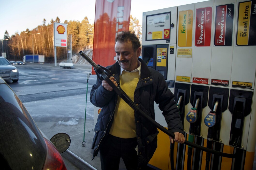 Saleyi Farhad fyller drivstoff på Shell stasjonen på Mortensrud utenfor Oslo. For tiden er det priskrig på bensin og diesel. Foto: Heiko Junge / NTB scanpix Saleyi Farhad fyller drivstoff på Shell stasjonen på Mortensrud utenfor Oslo. For tiden er det priskrig på bensin og diesel. Foto: Heiko Junge / NTB scanpix