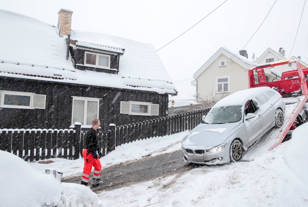 Snø og glatte veier førte til problemer i trafikken mange steder på Østlandet fredag. I Ekebergveien i Oslo måtte en bilist få hjelp av bergingsbil etter å ha kjørt av veien. Foto: Håkon Mosvold Larsen / NTB scanpix Snø og glatte veier førte til problemer i trafikken mange steder på Østlandet fredag. I Ekebergveien i Oslo måtte en bilist få hjelp av bergingsbil etter å ha kjørt av veien. Foto: Håkon Mosvold Larsen / NTB scanpix