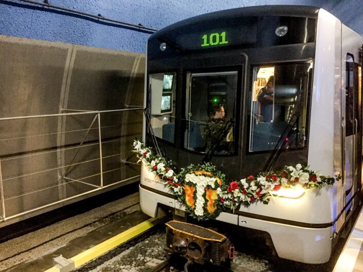 Den første T-banen til nye Løren stasjon i Oslo. Pyntet med blomster og skiltet "101" for å symbolisere at Løren stasjon blir Oslos 101. stasjon. Foto: Birgitte Iversen / NTB scanpix Den første T-banen til nye Løren stasjon i Oslo. Pyntet med blomster og skiltet "101" for å symbolisere at Løren stasjon blir Oslos 101. stasjon. Foto: Birgitte Iversen / NTB scanpix