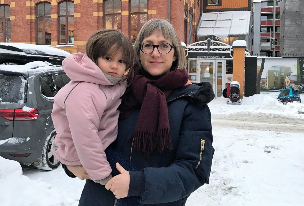 Tone Færøvik og foreldreutvalget ved Sjokoladefabrikken barnehage er lite fornøyd med at barna fra neste høst flyttes til en barnehage på Etterstad. Her sammen med datteren sin utenfor Sjokoladefabrikken barnehage. Foto: Privat Tone Færøvik og foreldreutvalget ved Sjokoladefabrikken barnehage er lite fornøyd med at barna fra neste høst flyttes til en barnehage på Etterstad. Her sammen med datteren sin utenfor Sjokoladefabrikken barnehage. Foto: Privat