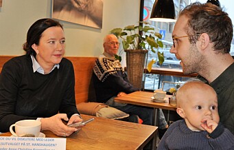 Nils (1) og pappa Anders møtte på kafésamtale med St. Hanshaugens BU-leder Anne Christine Kroepelien