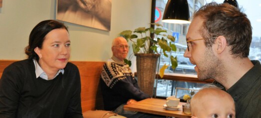 Nils (1) og pappa Anders møtte på kafésamtale med St. Hanshaugens BU-leder Anne Christine Kroepelien