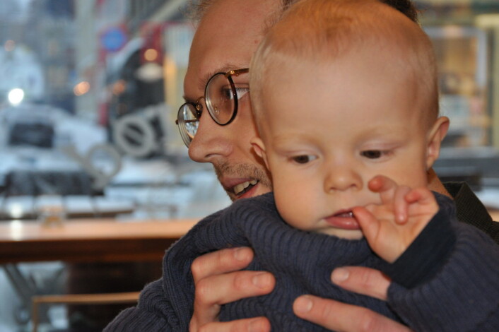 Ett år gamle Nils er blid og tålmodig mens pappa Anders Sondrup snakker med BU-leder Anne Christine Kroepelien. Foto: Arnsten Linstad Ett år gamle Nils er blid og tålmodig mens pappa Anders Sondrup snakker med BU-leder Anne Christine Kroepelien. Foto: Arnsten Linstad