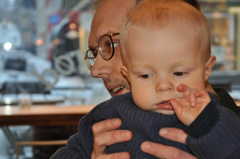 Ett år gamle Nils er blid og tålmodig mens pappa Anders Sondrup snakker med BU-leder Anne Christine Kroepelien. Foto: Arnsten Linstad