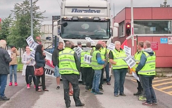 Oslos havnearbeiderne blokkerte inn- og utkjøringen til containerhavna på Sjursøya under en aksjon mot tyrkiske Yliport i 2017. Foto: Christian Boger Oslos havnearbeiderne blokkerte inn- og utkjøringen til containerhavna på Sjursøya under en aksjon mot tyrkiske Yliport i 2017. Foto: Christian Boger