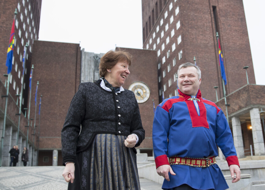 Flaggheising av det samiske flagget i Rådhusets borggård. Samefolkets sang spilles fra Rådhusets klokkespill. Ordfører Marianne Borgen forestår flaggheisingen sammen med Per Olav Nymo fra Samisk hus i Oslo. Foto: Vidar Ruud / NTB scanpix Flaggheising av det samiske flagget i Rådhusets borggård. Samefolkets sang spilles fra Rådhusets klokkespill. Ordfører Marianne Borgen forestår flaggheisingen sammen med Per Olav Nymo fra Samisk hus i Oslo. Foto: Vidar Ruud / NTB scanpix