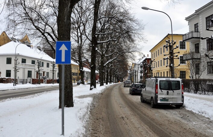 Over 170 p-plasser skal vekk og erstattes med sykkelvei i Gyldenløves gate på Frogner, dersom kommunens bymiljøetat og det rødgrønne bystyreflertallet i Oslo får viljen sin. Men flertallet av medlemmene i Frogner bydelsutvalg, inkludert Aps representanter, sier blankt nei til planene. Foto: Arnsten Linstad Over 170 p-plasser skal vekk og erstattes med sykkelvei i Gyldenløves gate på Frogner, dersom kommunens bymiljøetat og det rødgrønne bystyreflertallet i Oslo får viljen sin. Men flertallet av medlemmene i Frogner bydelsutvalg, inkludert Aps representanter, sier blankt nei til planene. Foto: Arnsten Linstad