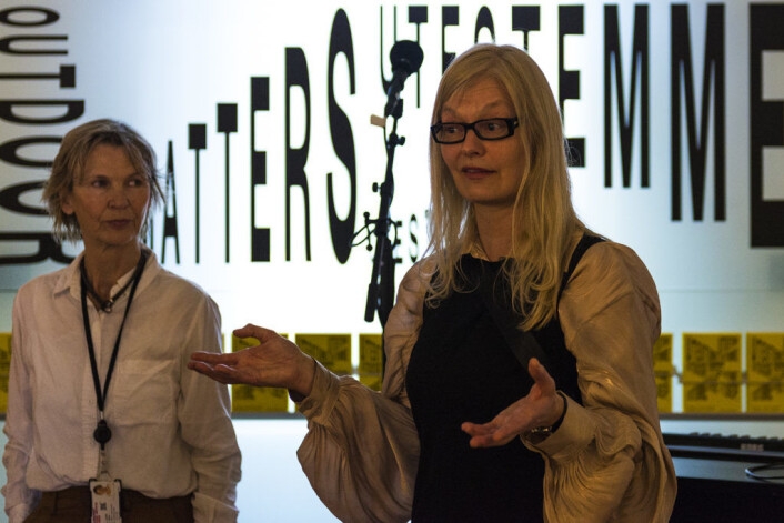 Landskapsarkitekt Jenny B. Osuldsen (t.h) ønsker velkommen til jubileumsutstillingen sammen med Nasjonalmuseets Elise Lund. Foto: Morten Lauveng Jørgensen Landskapsarkitekt Jenny B. Osuldsen (t.h) ønsker velkommen til jubileumsutstillingen sammen med Nasjonalmuseets Elise Lund. Foto: Morten Lauveng Jørgensen