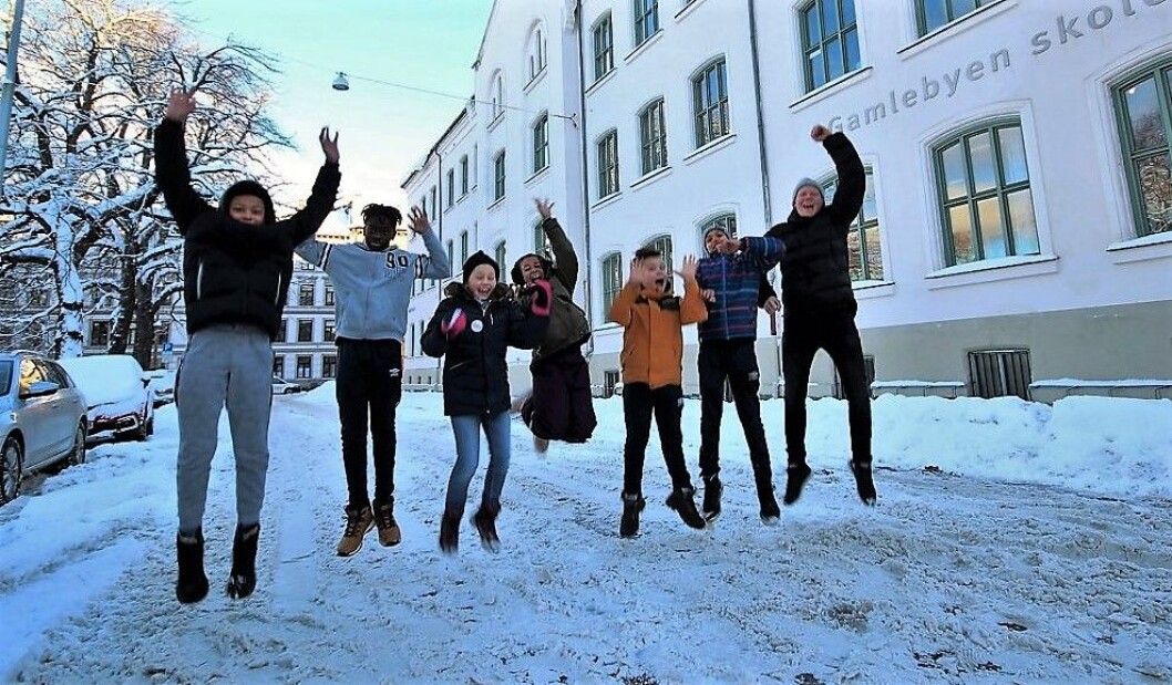 Lærer Christian Burdahl Antonsen og elevene (fra h) Noah (11), Gregers (12), Jahmila (10), Vera (10), Abdoulye (13) og Noah (12) håper Egedes gate kan bli den nye skolegården ved Gamlebyen skole. Foto: André Kjernsli Lærer Christian Burdahl Antonsen og elevene (fra h) Noah (11), Gregers (12), Jahmila (10), Vera (10), Abdoulye (13) og Noah (12) håper Egedes gate kan bli den nye skolegården ved Gamlebyen skole. Foto: André Kjernsli