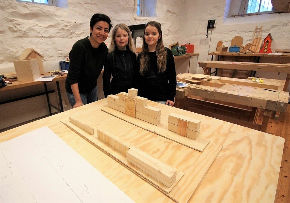 Femteklassingene Vera og Alba (t.v) har sammen med sløydlærer Andrea vært med på å lage en tremodell av den nye skolegården. Foto: André Kjernsli