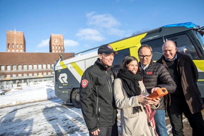 Miljø- og samferdselsbyråd Lan Marie Nguyen Berg (MDG) er øverste politiske sjef for Oslo brann- og redningsetat. Hun var med på testen, og fikk kjøre den beltegående roboten med vannkanon. Her sammen med brannsjef Jon Myroldhaug (til v.) og representanter for firmaene som produserer og selger den nye brannbilen. Foto: Oslo brann- og redningsetat Miljø- og samferdselsbyråd Lan Marie Nguyen Berg (MDG) er øverste politiske sjef for Oslo brann- og redningsetat. Hun var med på testen, og fikk kjøre den beltegående roboten med vannkanon. Her sammen med brannsjef Jon Myroldhaug (til v.) og representanter for firmaene som produserer og selger den nye brannbilen. Foto: Oslo brann- og redningsetat