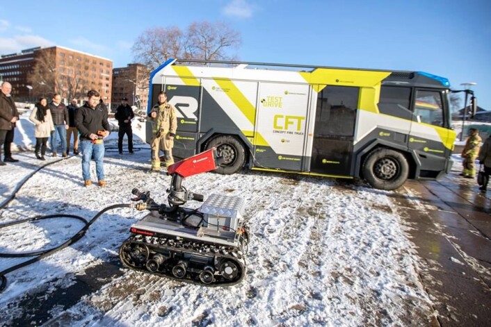 I bakluka er det en beltegående robot, som kan gjøre masse forskjellig. Den kan kjøre ut utstyr, dra bort ting, eller brukes som vannkanon. Foto: Oslo brann- og redningsetat I bakluka er det en beltegående robot, som kan gjøre masse forskjellig. Den kan kjøre ut utstyr, dra bort ting, eller brukes som vannkanon. Foto: Oslo brann- og redningsetat