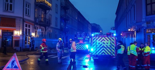 Toftes gate ble stengt ved Birkelunden etter brann i bygård. To personer hentet ut fra leilighet