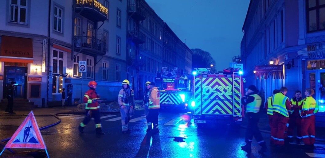 Toftes gate ble sperret ved Seilduksgata nedenfor Grünerløkka skole da brannvesenet foretok etterslokking ved 17-tiden lørdag. Foto: Christian Boger Toftes gate ble sperret ved Seilduksgata nedenfor Grünerløkka skole da brannvesenet foretok etterslokking ved 17-tiden lørdag. Foto: Christian Boger