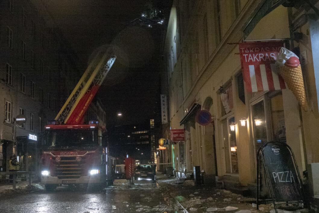Mannskaper fra Oslo brann- og redningsetat fjerner is fra taket på et bygg i Dronningens gate i Oslo sentrum sent lørdag kveld, etter at en mann tidligere på kvelden ble fraktet til legevakt etter å ha fått en isklump i hodet da han passerte stedet.
Foto: Paul Kleiven / NTB scanpix Mannskaper fra Oslo brann- og redningsetat fjerner is fra taket på et bygg i Dronningens gate i Oslo sentrum sent lørdag kveld, etter at en mann tidligere på kvelden ble fraktet til legevakt etter å ha fått en isklump i hodet da han passerte stedet.
Foto: Paul Kleiven / NTB scanpix