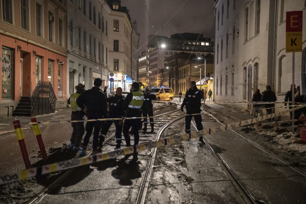 Til sammen tre personer er skadet etter en knivstikking. Alle de skadde får behandling ved Ullevål sykehus, opplyser politiet søndag morgen. Politiet jakter minst en gjerningsmann, som er sett løpende fra stedet. Foto: Heiko Junge / NTB scanpix Til sammen tre personer er skadet etter en knivstikking. Alle de skadde får behandling ved Ullevål sykehus, opplyser politiet søndag morgen. Politiet jakter minst en gjerningsmann, som er sett løpende fra stedet. Foto: Heiko Junge / NTB scanpix