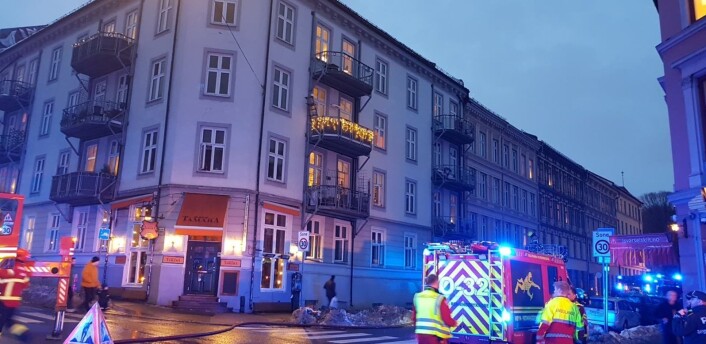 To personer tas hånd om av helsepersonell etter brannen i bygården i krysset Seilduksgata og Toftes gate på Grünerløkka. Foto: Christian Boger To personer tas hånd om av helsepersonell etter brannen i bygården i krysset Seilduksgata og Toftes gate på Grünerløkka. Foto: Christian Boger