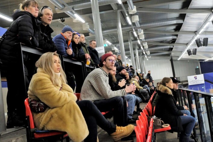 Det er trangt og intimt i Grüner ishall. Det kan skape problemer for opprykk til Get-ligaen. Foto: Christian Boger Det er trangt og intimt i Grüner ishall. Det kan skape problemer for opprykk til Get-ligaen. Foto: Christian Boger