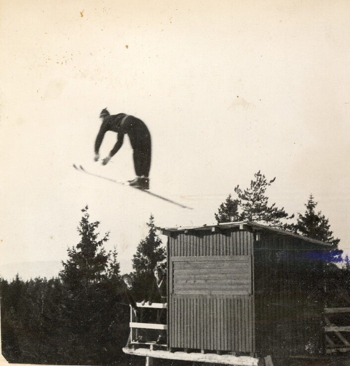 Ukjent hopper svever høyt over kulen i Bjartbakken. Foto: Østensjø historielag Ukjent hopper svever høyt over kulen i Bjartbakken. Foto: Østensjø historielag