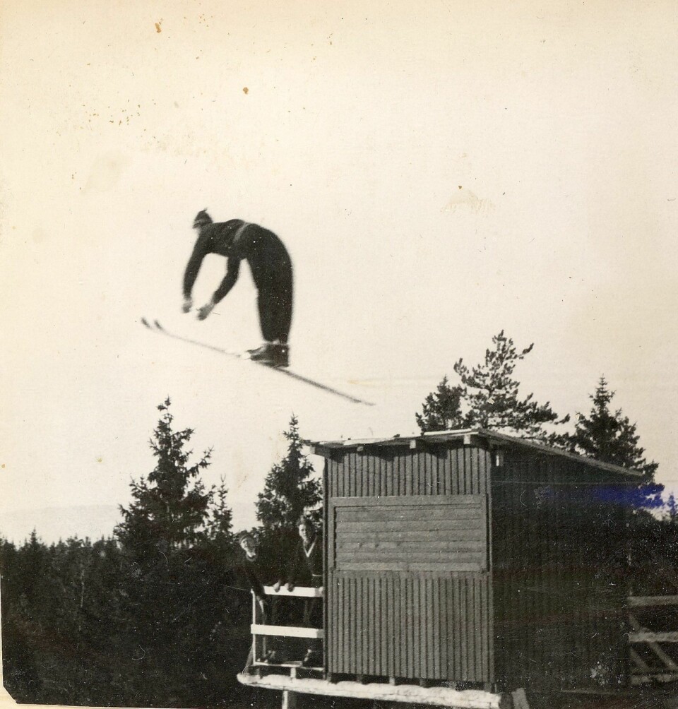 Ukjent hopper svever høyt over kulen i Bjartbakken. Foto: Østensjø historielag