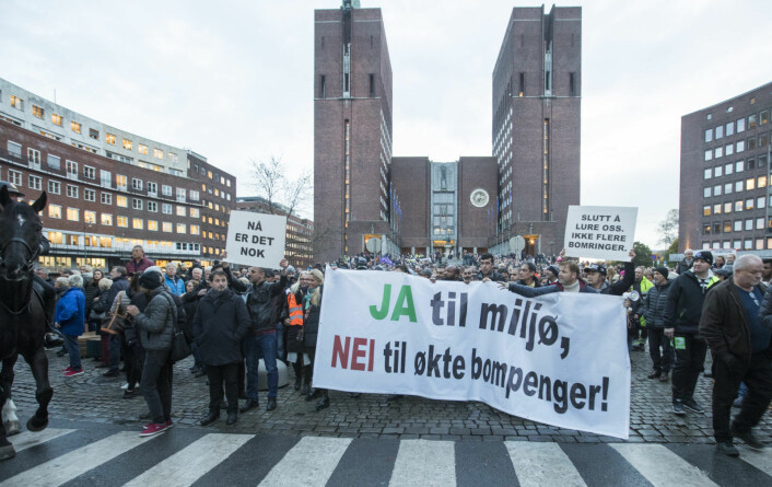 4.000 menneker demonstrerte mot økte bompenger utenfor Oslo rådhus i 2017. Nå stiller protestpartiet Folkeaksjonen nei til mer bompenger, FNB, til valg i Oslo. Foto: Terje Pedersen / NTB scanpix