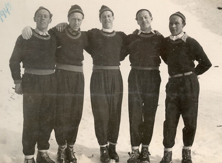 Hoppgutta 1948, fra venstre: Arne Knutsen, Olaf Larsen, Ragnar Linden, ukjent og Ola Pedersen. Hoppgutta 1948, fra venstre: Arne Knutsen, Olaf Larsen, Ragnar Linden, ukjent og Ola Pedersen.