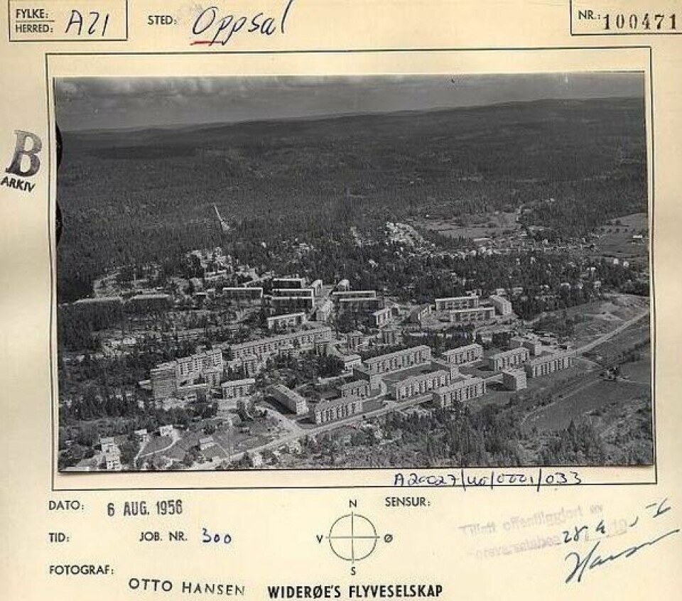 I 1956 var mange av blokkene på Oppsal allerede på plass. I skogen skimtes Bjartbakken. Foto: Widerøe`s flyveselskap / Østensjø historielag