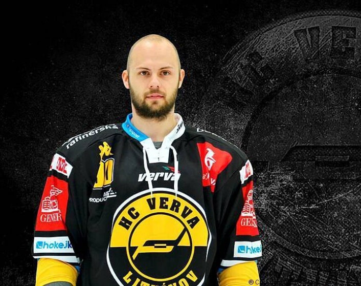 — Formen blir bedre og bedre for hver kamp, sier Vålerenga-spilleren som er glad utenlandsoppholdet i tjekkiske HC Verva Litvínov er et avsluttet kapittel. Her er Sørvik avbildet i tsjekkiske HC Verva Litvínovs svarte og gule hjemmedrakt. Foto: HC Verva Litvínov — Formen blir bedre og bedre for hver kamp, sier Vålerenga-spilleren som er glad utenlandsoppholdet i tjekkiske HC Verva Litvínov er et avsluttet kapittel. Her er Sørvik avbildet i tsjekkiske HC Verva Litvínovs svarte og gule hjemmedrakt. Foto: HC Verva Litvínov
