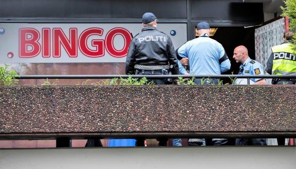 I alt ble åtte menn dømt til mellom to års og tre og et halvt års fengsel for et macheteangrep på en mann i 20-årene inne på Ensjø Bingo sommeren 2017. Bingolokalene ligger rett ved Ensjø T-banestasjon.