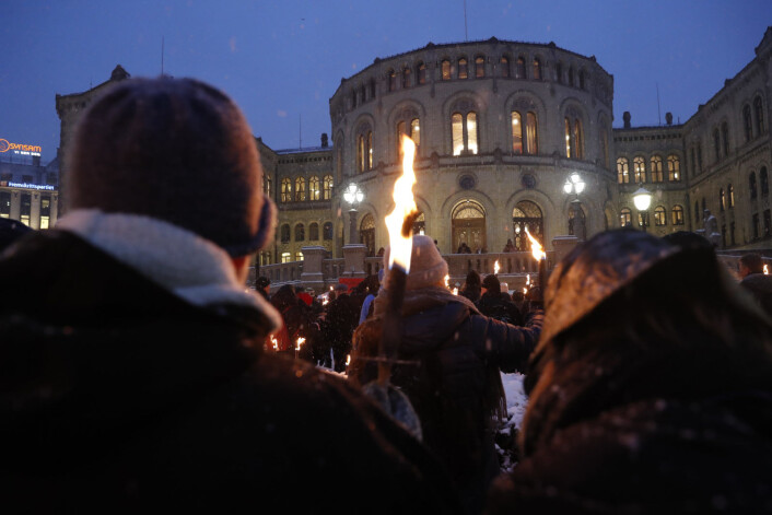 Fakkeltoget endte opp foran Stortinget. Nedleggelse av Ullevål sykehus ble egentlig tatt allerede i juni 2016. Samtidig ble det vedtatt å bygge et nytt, stort regionsykehus på Gaustad like ved Rikshospitalet og et lokalsykehus på Aker. Planene ble godkjent av helseminister Bent Høie (H) 24. juni samme år.<br />Foto: Terje Bendiksby / NTB scanpix Fakkeltoget endte opp foran Stortinget. Nedleggelse av Ullevål sykehus ble egentlig tatt allerede i juni 2016. Samtidig ble det vedtatt å bygge et nytt, stort regionsykehus på Gaustad like ved Rikshospitalet og et lokalsykehus på Aker. Planene ble godkjent av helseminister Bent Høie (H) 24. juni samme år.<br />Foto: Terje Bendiksby / NTB scanpix