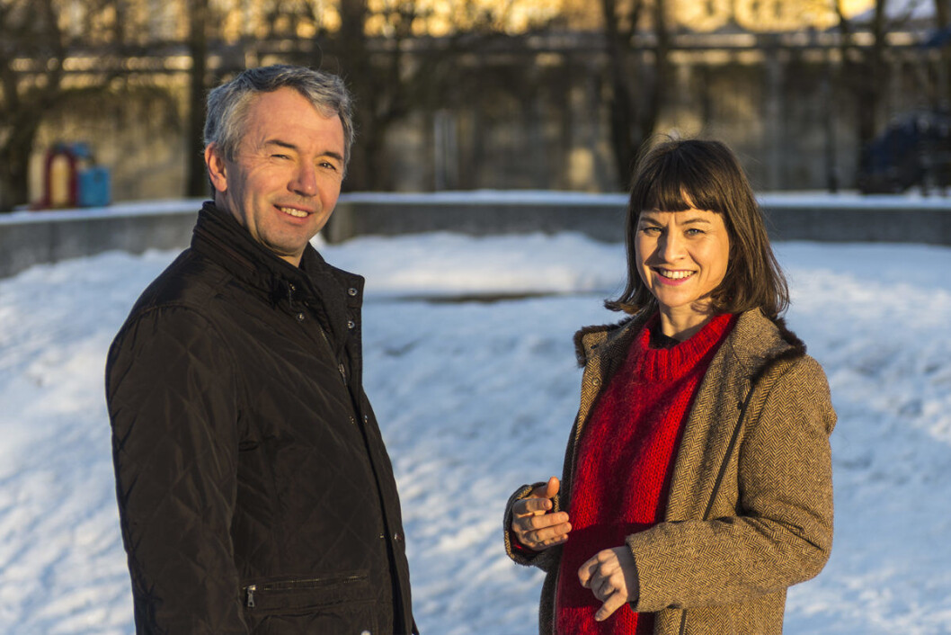 Leder av Sparebankstiftelsen DNB, André Støylen, og kulturbyråd Rina Mariann Hansen inspiserer Klosterenga skulpturpark. Foto: Morten Lauveng Jørgensen Leder av Sparebankstiftelsen DNB, André Støylen, og kulturbyråd Rina Mariann Hansen inspiserer Klosterenga skulpturpark. Foto: Morten Lauveng Jørgensen