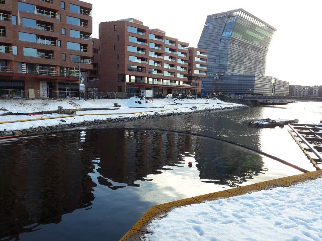 Oslo brann- og redningsetat har lagt ut lenser ved Akerselvas munning i Bispevika. Foto: Anders Høilund Oslo brann- og redningsetat har lagt ut lenser ved Akerselvas munning i Bispevika. Foto: Anders Høilund