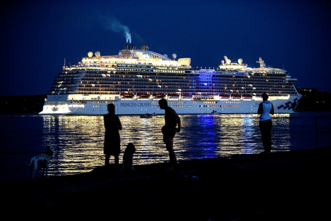 Folk ser på måneformørkelse fra Huk på Bygdøy. Men det lyser vel så mye fra det forbipasserende cruiseskipet. Foto: Berit Roald / NTB scanpix