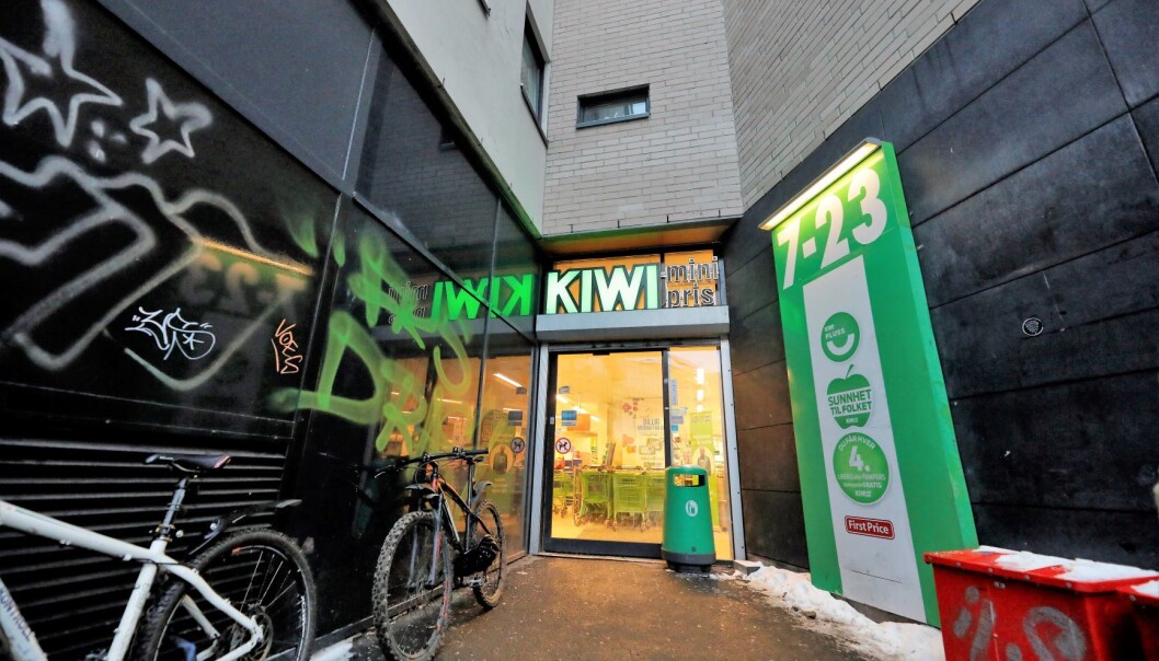 Kiwi Fredensborg ligger i Møllergata og har god plass til kaldt øl - med alkohol. Kiwi Fredensborg ligger i Møllergata og har god plass til kaldt øl - med alkohol.