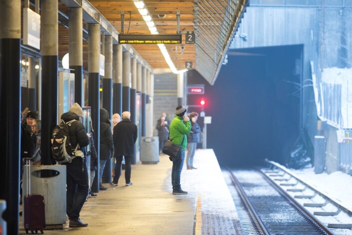 Reisende venter på T-banen på Sinsen stasjon. Foto: Håkon Mosvold Larsen / NTB scanpix Reisende venter på T-banen på Sinsen stasjon. Foto: Håkon Mosvold Larsen / NTB scanpix