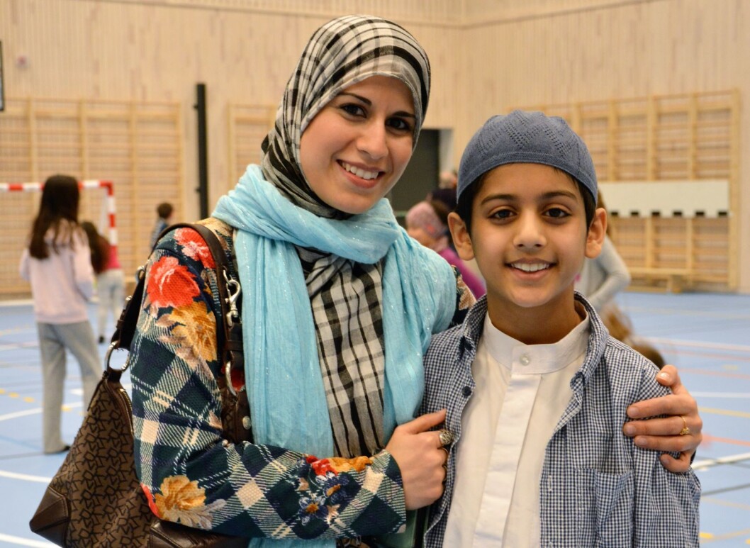 Elevrådsleder for 1.-7. trinn Zakaria Hussain og mamma Bushra Hussain. Elevrådet har lenge ønsket og jobbet for en ny flerbrukshall, nå er dagen her. Foto: Karoline Lindsay Elevrådsleder for 1.-7. trinn Zakaria Hussain og mamma Bushra Hussain. Elevrådet har lenge ønsket og jobbet for en ny flerbrukshall, nå er dagen her. Foto: Karoline Lindsay