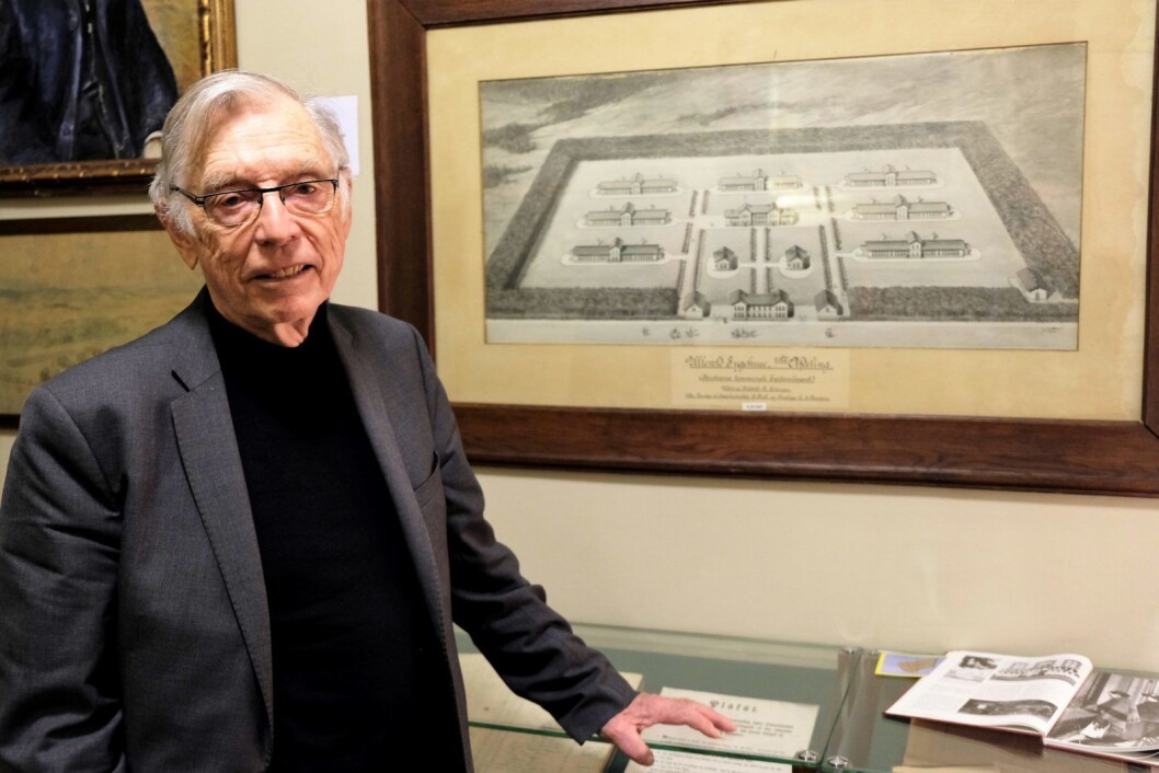 Tidligere sjeflege ved Ullevål sykehus, Rolf Kåresen, mener det er galskap å legge ned sykehuset. Her med planene for det opprinnelige sykehuset. Foto: Christian Boger Tidligere sjeflege ved Ullevål sykehus, Rolf Kåresen, mener det er galskap å legge ned sykehuset. Her med planene for det opprinnelige sykehuset. Foto: Christian Boger